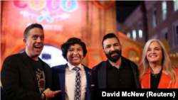 En la foto se ve al director Lee Unkrich, a Anthony González, quien hace la voz de Miguel, al codirector y guionista Adrián Molina y a la productora Darla K. Anderson, que asisten a la premiere estadounidense de "Coco", un filme de Disney-Pixar en Hollywo