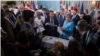 En la imagen, el primer ministro canadiense, Justin Trudeau, y los líderes del G7, la británica Theresa May, el francés Emmanuel Macron, la alemana Angela Merkel y el estadounidense Donald Trump, debaten en una cumbre del G7 en La Malbaie, Quebec, Canadá.
