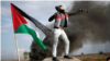 Un manifestante palestino lanza piedras contra tropas israelíes cerca de la frontera de la Ciudad de Gaza. 15 diciembre 2017. REUTERS/Mohammed Salem.
