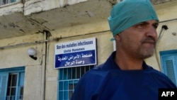 Un médico camina frente a un hospial de la ciudad argelina de Boufarik, en momentos alors que le pays fait face enfrenta una epidemia de cólera. Agosto 28 2018.