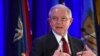 El Fiscal General de EE.UU., Jeff Sessions, dijo que su decisión proporcionaría más claridad para los jueces de inmigración que deciden sobre la validez de los reclamos de asilo.
