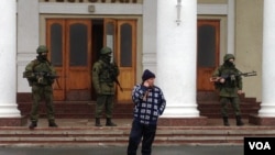 2月28日持枪士兵把守乌克兰克里米亚辛的菲罗波尔机场（美国之音记者阿罗特拍摄）