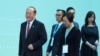 北京认可的澳门唯一的行政长官候选人贺一诚（左一）在澳门出席一个会议。 （2019年8月10日）