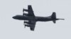 Un avión estadounidense P3 Orion de vigilancia vuela sobre la ciudad de Marawi, en Filipinas.