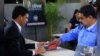 El presidente de Venezuela, Nicolás Maduro, compra su certificado de "ahorro en oro" en el Banco Central. Foto: Cortesía vía Reuters.