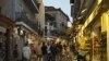 Peatones caminan por el barrio Plaka, en Atenas, el viernes 17 de agosto del 2018. 