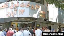 در مقابل داروخانه ها، بازار سیاه داروهای مقابله با کرونا ایجاد شده است. رسانه های ایران