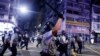 香港警察2019年8月14日在深水埗与反送中抗议者发生冲突。