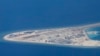 从菲律宾空军C-130运输机上可以看到中国在南中国海斯普拉特利群岛上的建筑，以及在其人造的渚碧礁上一个飞机跑道。（２０１７年４月２１日图片）