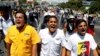 El diputado opositor, José Manuel Olivares (centro), junto con Carlos Paparoni y Juan Mejía durante una marcha a la oficina del Defensor del Pueblo estatal en Caracas, Venezuela. 