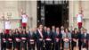 El presidente de Perú, Martin Vizcarra (al centro), posa con su gabinete de ministros tras una ceremonia de juramento en el Palacio de Gobierno de Lima. 2 de abril de 2018. REUTERS/Guadalupe Pardo