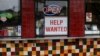 Un aviso en un restaurante de Solana Beach, California, indica que se busca empleados. Julio 17 de 2017.