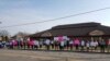 Activistas antiaborto protestan afuera de una clínica de Planned Parenthood, pidiendo se eliminen los fondos federales para la organización en Evansville, Indiana. Foto de archivo.