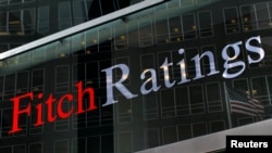 Fitch ratificó el miércoles su advertencia de que Estados Unidos podría perder su preciada calificación soberana de “AAA” si el país no eleva su techo de deuda en los próximos meses.