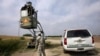 Un miembro de la Guardia Nacional supervisa a su colega dentro del palco de la Patrulla Fronteriza cerca del Puente Internacional Hidalgo en Hidalgo, Texas, el 19 de abril de 2011.