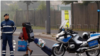 En la imagen, una mujer con pertenencias pasa junto a un policía durante la evacuación de unas 60.000 personas en Fráncfort, el 3 de septiembre de 2017.
