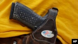 Un homme porte un pistolet non chargé lors d'un rassemblement pour les droits des armes à feu à Austin, Texas, le 14 avril 2018.