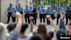 Protestuesit përballë godinës së Departamentit të Policisë së Minneapolisit