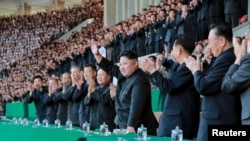 2015年4月14日朝鲜领导人金正恩在金日成体育场观看足球比赛