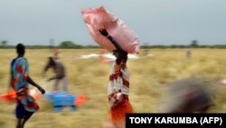 Watu wachukua chakula kilichoangushwa kwa ndege Sudan kusini