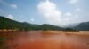 中国广东省北部大宝山附近呈棕红色的受污染湖泊。（资料照）