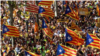 Manifestantes independentistas catalanes marchan con su bandera, conocida como "Estelada", en Barcelona para pedir la libertad de políticos presos. 15 de abril de 2018. 