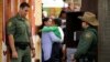 Agentes fronterizos de EE.UU. resguardan una puerta abierta en la frontera con México para permitir que Luis Eduardo Hernandez-Bautista abrace aTy'Jahnae Williams como parte del Día Universal de los Niños en el Border Field State Park, California. Nov. 19, 2016.