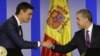 Los presidentes de España y Colombia se dan la mano en el palacio de gobierno después de reunion en Bogotá.
